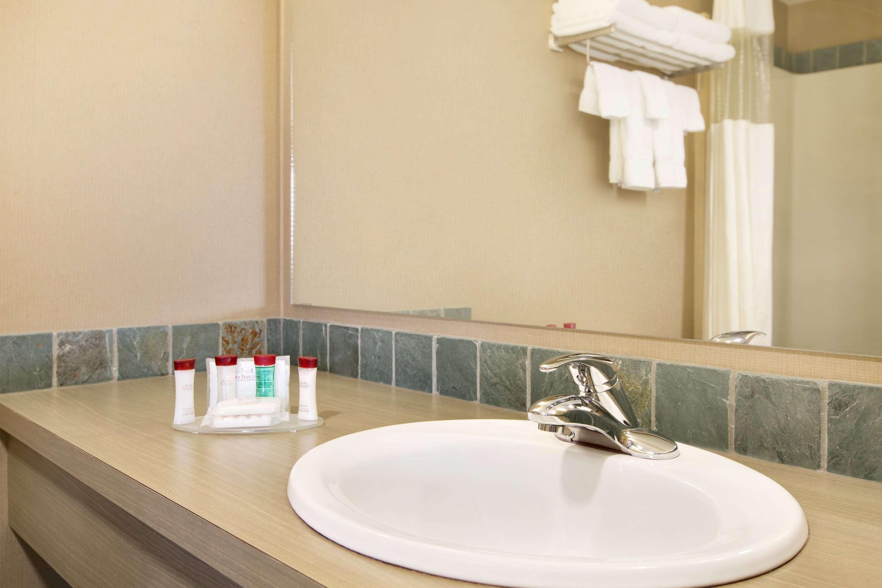 Ramada By Wyndham Nanaimo Hotel Екстериор снимка